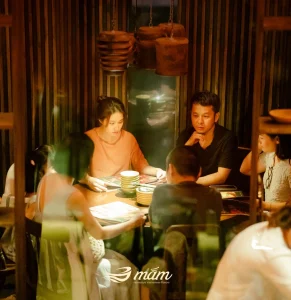 Hợp Đồng Dưới Đáy Hộp Sắt