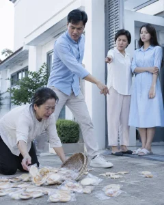 Chiếc bánh quê vỡ vụn dưới ánh nắng sớm