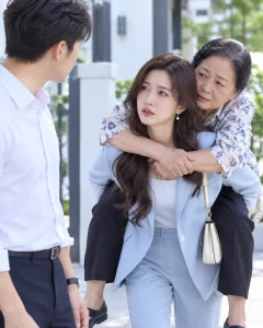 HAI NĂM SAU LY HÔN, TÔI BẮT GẶP VỢ CŨ ĐANG CÕNG MẸ TÔI TRÊN LƯNG – BÍ MẬT KHIẾN TÔI CHẾT LẶNG