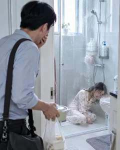 Tranh thủ giờ nghỉ trưa chạy về nấu cháo cho vợ đang sốt, người chồng chết lặng khi mở cửa phòng tắm và nhìn thấy cảnh tượng bên trong